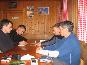 abendliche Skatrunde in 'Tarscher Alm'